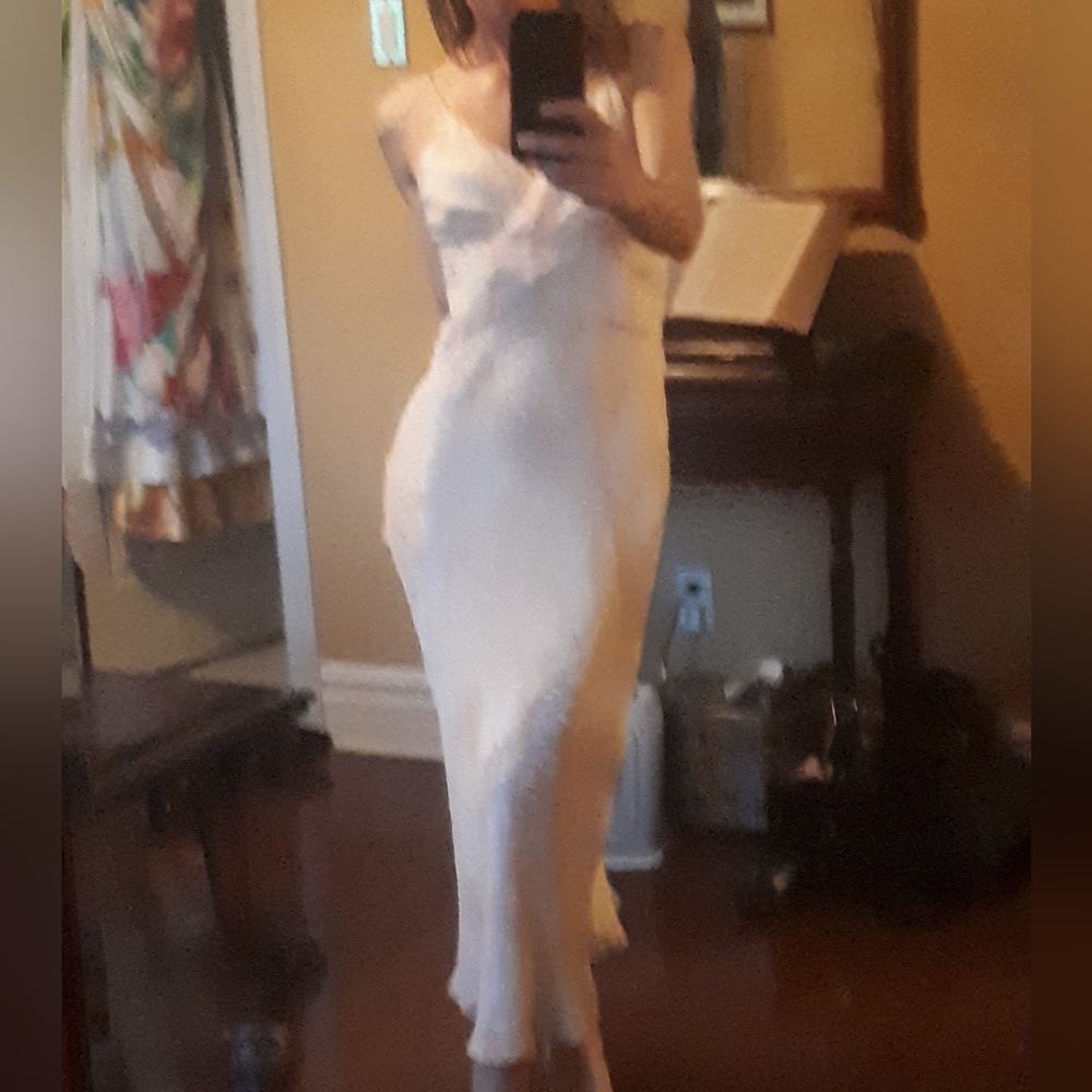 Elegant Cream Silk Evening Gown - Picture 3 of 11